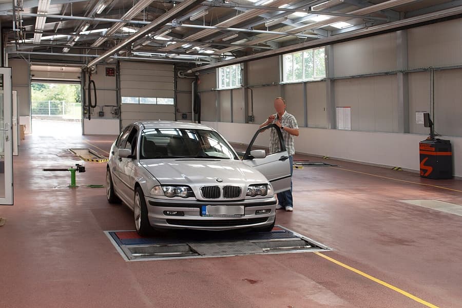 Coche en la línea de inspección de una estación de ITV