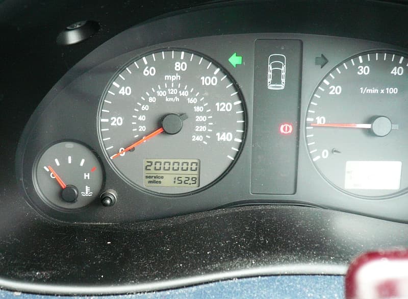 Cuentakilómetros de un coche marcando 200.000
