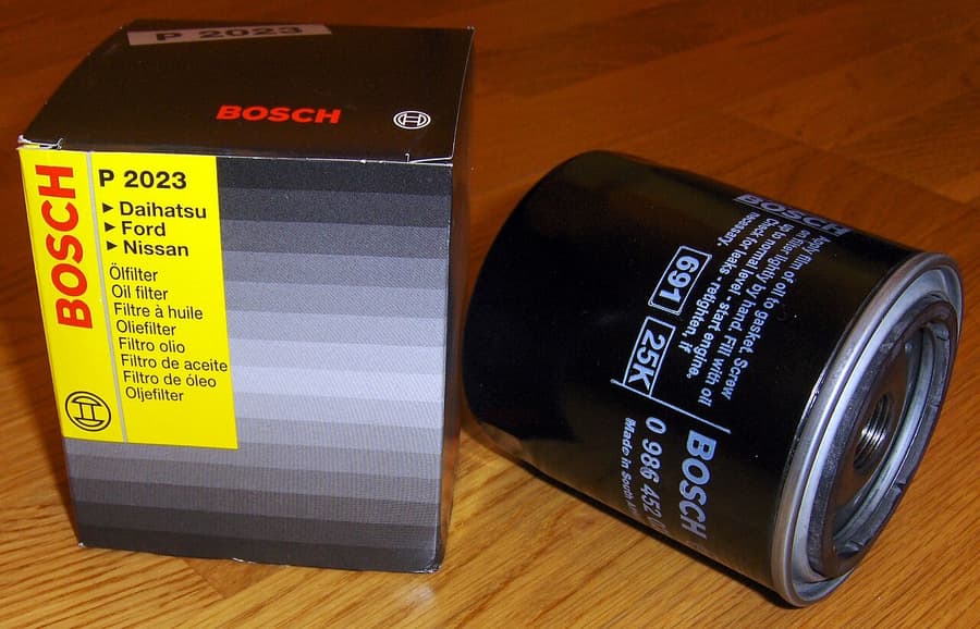 Filtro de aceite compatible junto a su embalaje