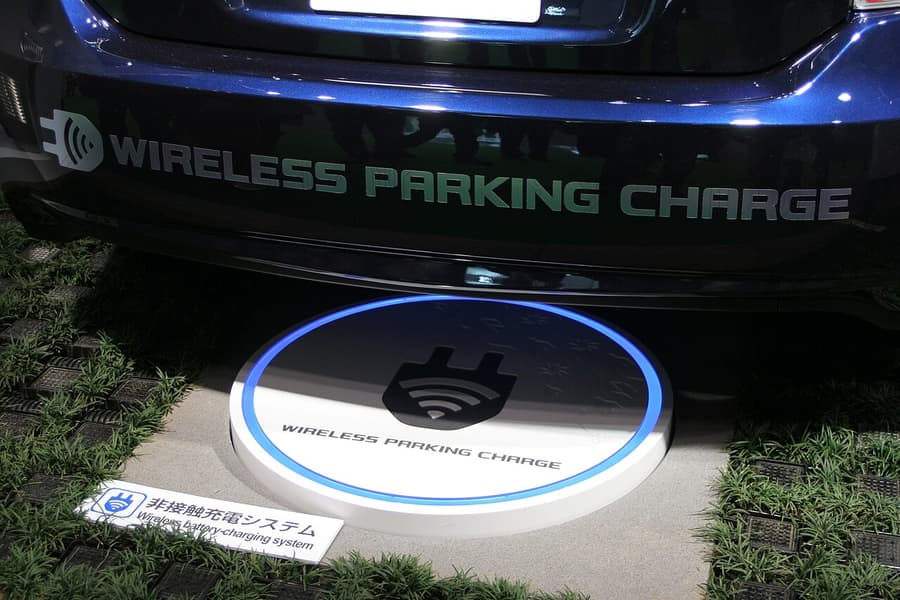 Coche eléctrico sobre una plataforma de carga